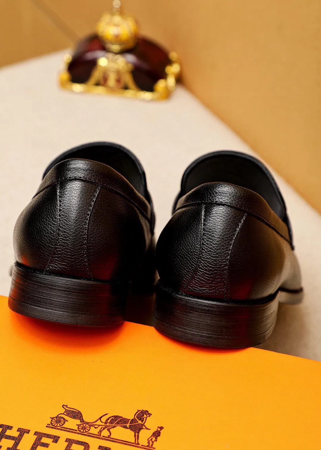 Men's shoes 💰460 💐 Product trademark: HERMES "Hermès" casual leather shoes Regular size: 39-44 (38.45.46🉑️Customized) Product materials: Selected imported first-layer calfskin embossed upper + classic hardware buckle, imported water-dyed 🐂 cowhide lining. Strong three-dimensional visual effect, combined outsole Color: 1⃣️color optional
